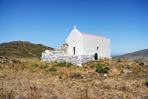 Gyzi Castle: A small church near the Gyzi castle