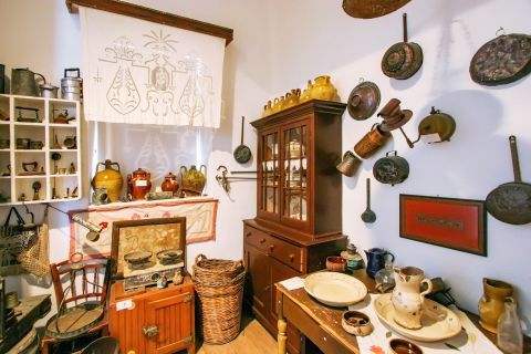 Folklore Museum: This museum hosts items from the Classical times till the mid 20th century.