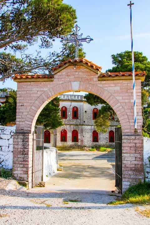Panagia Kathariotissa Monastery: Entering the premises of the Monastery of Panagia Katharon