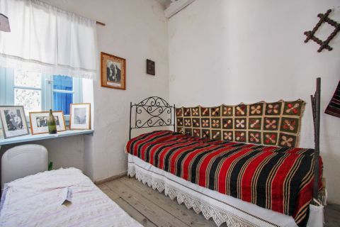 Chalepas Museum: A vintage bedroom