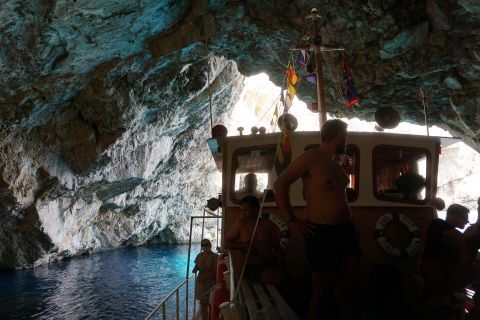 Fokospilia Cave: The tour boat 