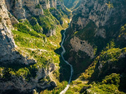 Vikos Gorge: Voidomatis River crosses Vikos Gorge