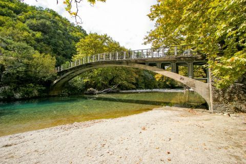 Voidomatis River: One of the traditional bridges of the area.