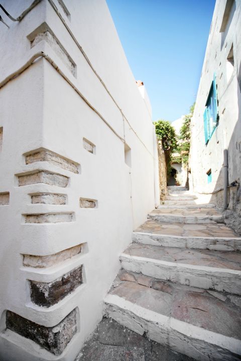 Kastro (Castle): A whitewashed, cobblestone alley