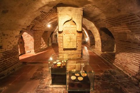 Church of Agios Dimitrios: Sculptures, vessels and other decorative items are also kept inside this crypt, where Sain Dimitrios is believed to have been tortured to death.