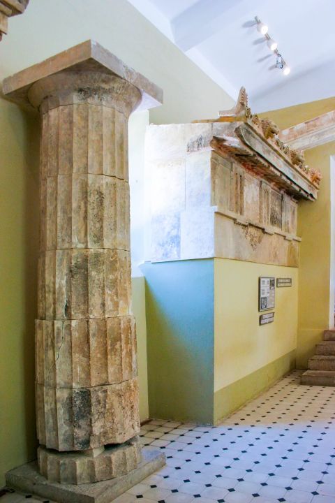 Archaeological Museum: Large volumns are displayed in the museum.