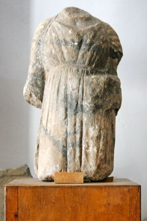 Apiranthos Archaeological Museum: A human body statue