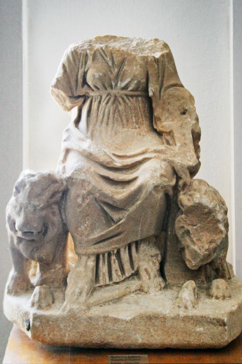 Apiranthos Archaeological Museum: The remains of a marble statue
