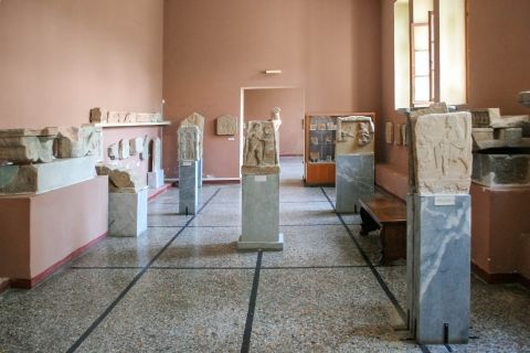 Archaeological Museum: The museum displays findings from ancient Sparta, the temple of Apollo Amykleos and other excavations all over Laconia.