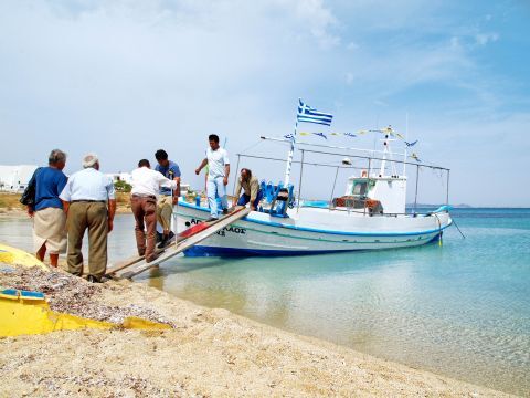 Panagia Parthena Islet: People arriving at the feast