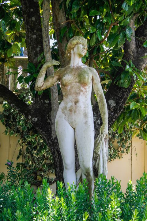 Achillion Palace: Marble statue of a naked woman