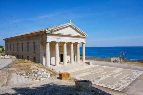 Old Fortress: Impressive temple