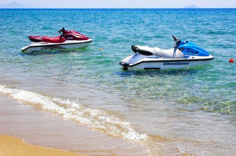 Psilos Gremos: Water sports in Psilos Gremos beach.