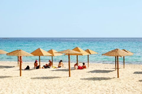 Platis Gialos: People relaxing on Platis Gialos beach
