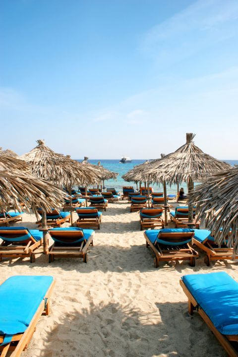 Platis Gialos: An organized spot with sun loungers and umbrellas