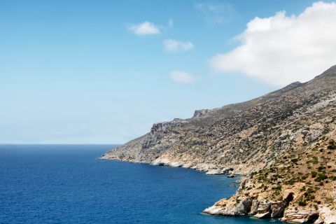 Mouros: Cliffs and blue waters