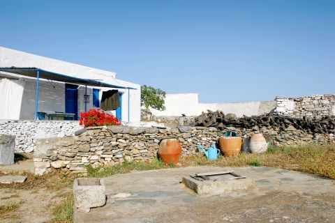 Ano Meria: A small, Cycladic house