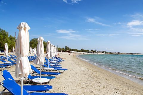 Agios Georgios: Sunbeds and umbrellas