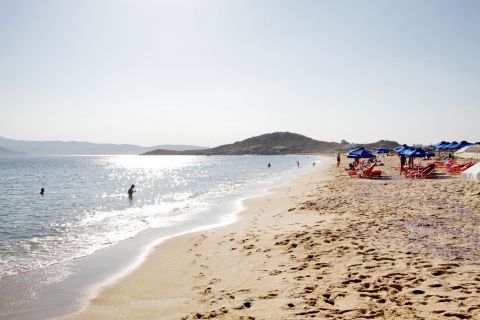 Agios Prokopios: People relaxing on Agios Prokopios beach