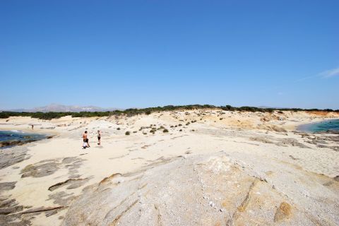 Aliko: White sand and rocky spots