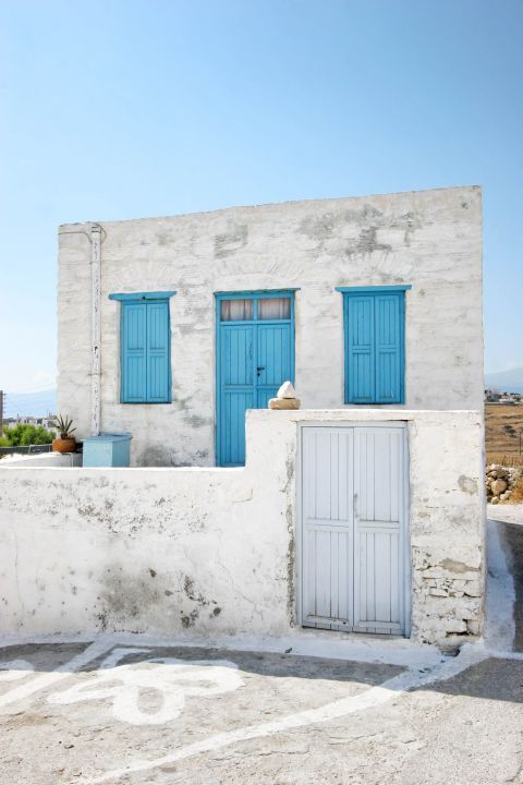 Chora: Minimal aesthetics. Whitewashed building with blue-colored details.