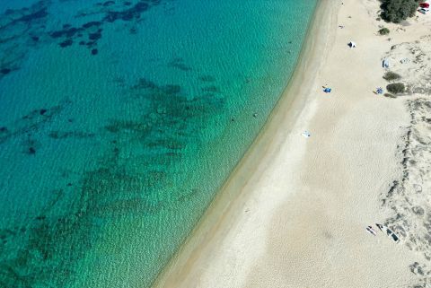 Mikri Vigla: The sandy beach and crystal clear waters