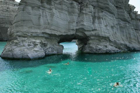 Kleftiko: Turquoise waters and white rocks