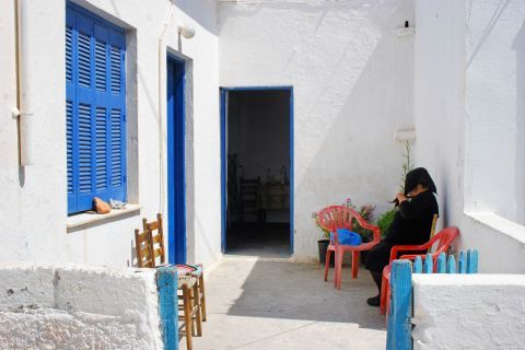 Chora: A Cycladic house with a small yard