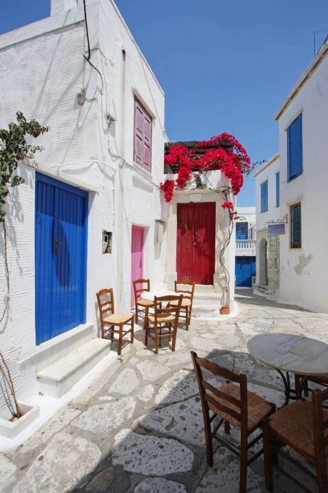 Pyrgos: Whitewashed buildings with colorful details