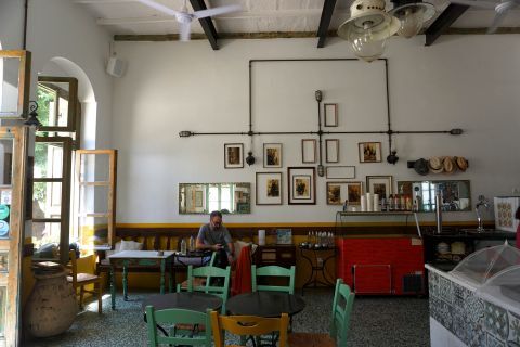 Pyrgos: Inside an old kafeneion