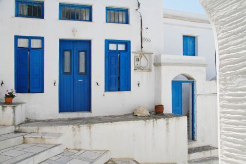 Isternia: Whitewashed houses with blue windows and doors