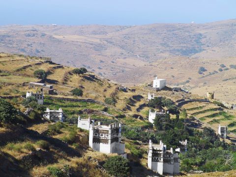 Tarabados: Many dovecotes on a hill