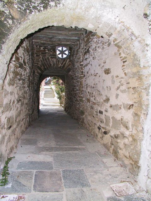 Tarabados: A stone built arch