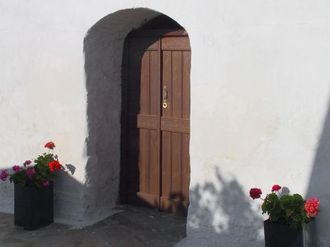 Xynara: A wooden door