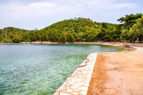 Skinos Bay: The lack of facilities preserves the natural beauty and scenic charm of the beach