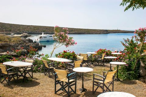 Avlemonas: Cozy, outdoor seating with sea view.