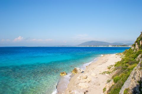 Tsoukalades beach: Turquoise waters.