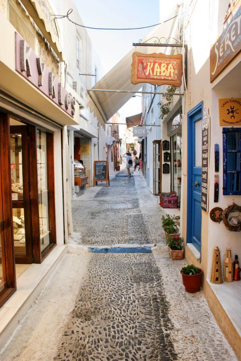 Fira: A street with shops