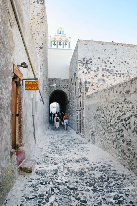 Fira: An alley paved with stones