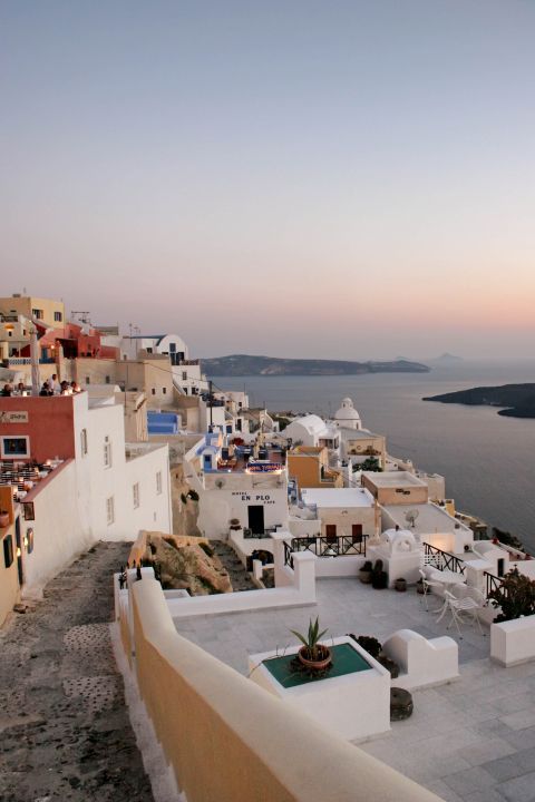 Fira: Light-colored buildings