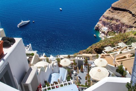 Fira: Houses built close to each other