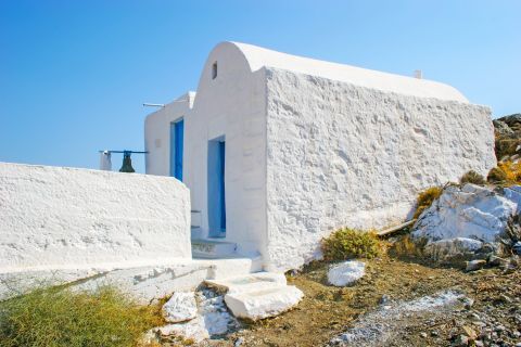 Agios Konstantinos: The whitewashed chapel of Agios Konstantinos