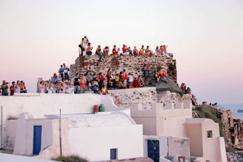 Oia: Tourists gazing at the sunset from Oia