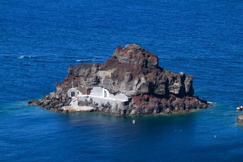 Oia: Am isolated, small, rocky islet