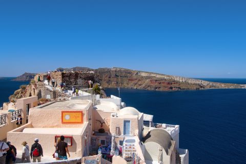 Oia: Tourist shops and the Castle of Kasteli