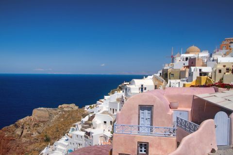 Oia: Colorful or whitewashed houses with blue details