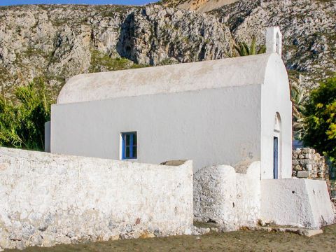 Kantouni village: A small, whitewashed chapel in Kantouni.