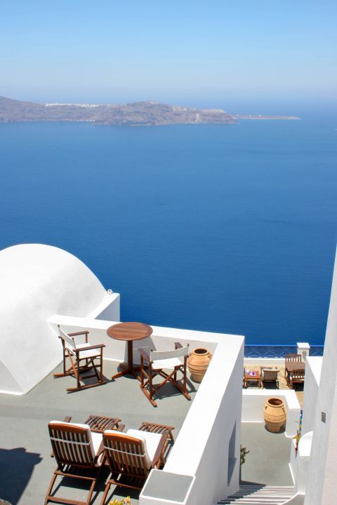 Imerovigli: Sunbeds and chairs overlooking the Aegean sea