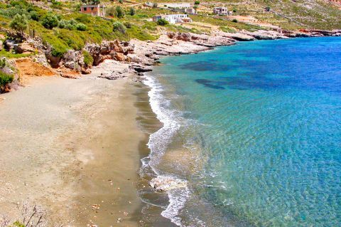 Agios Nikolaos: Sparkling blue waters and a calm stretch of beautiful sand. Agios Nikolaos beach.