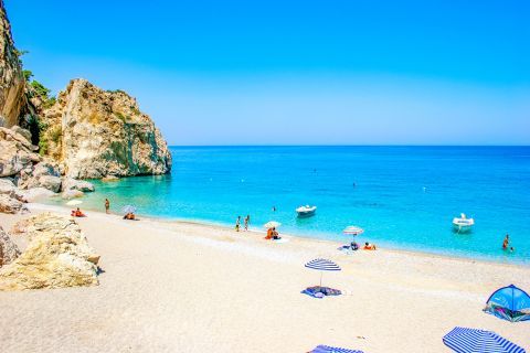 Kyra Panagia: Sandy beach and turquoise waters.